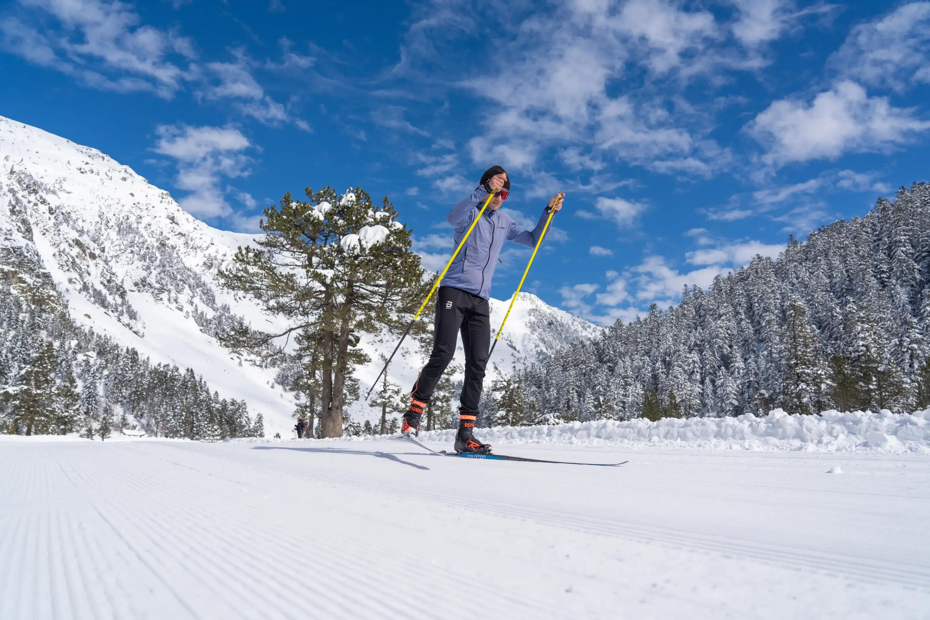 Un skieur de fond au Pont d'Espagne