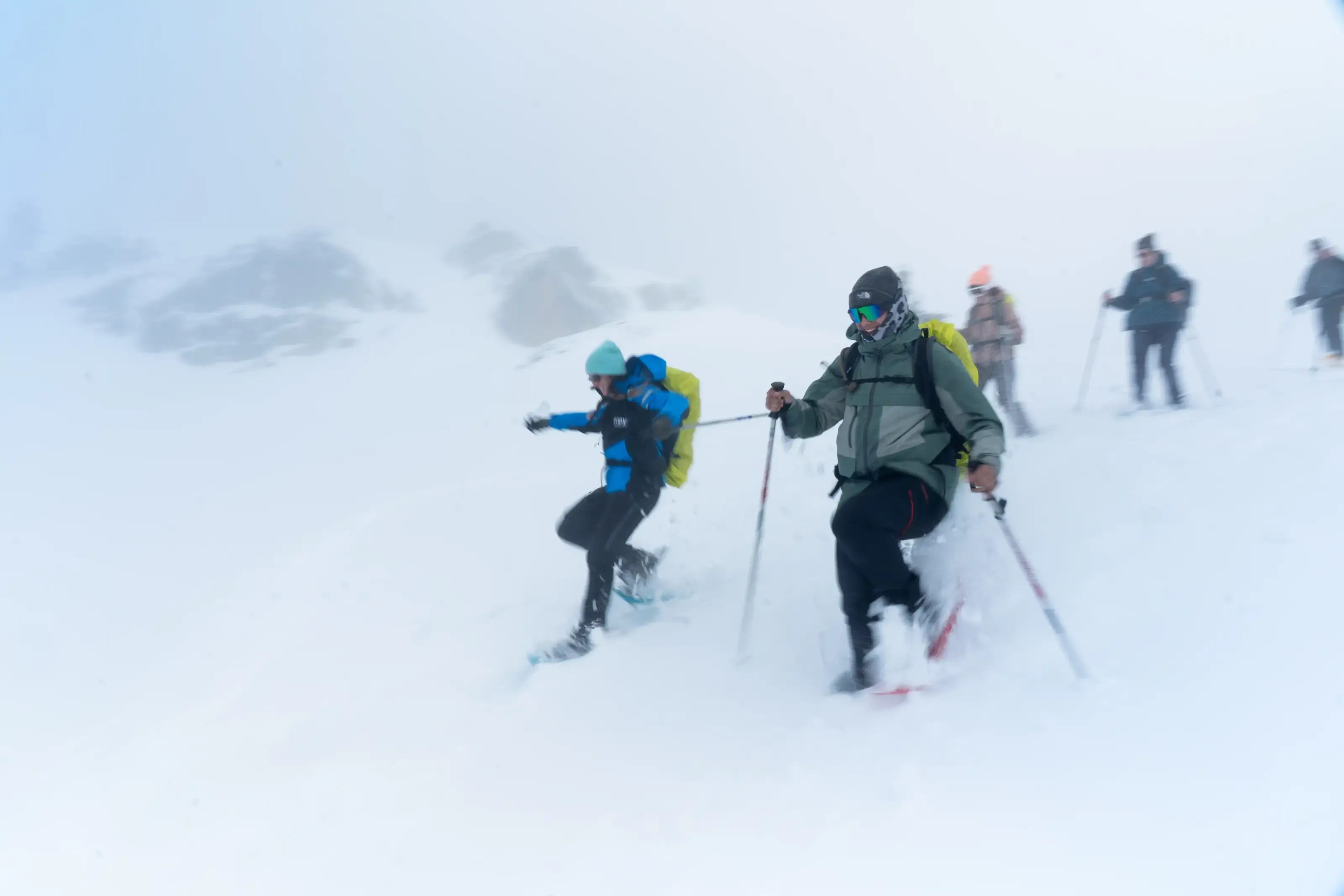 Un groupe de randonneurs raquettes courant dans la neige sur le domaine de Piau Pineta.