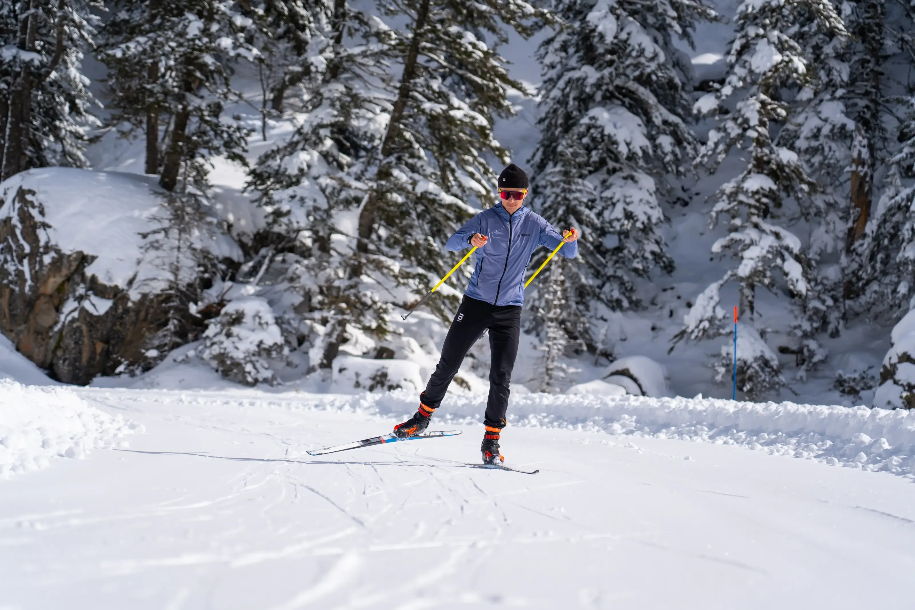 Un skieur nordique sur l'espace nordique du Braca