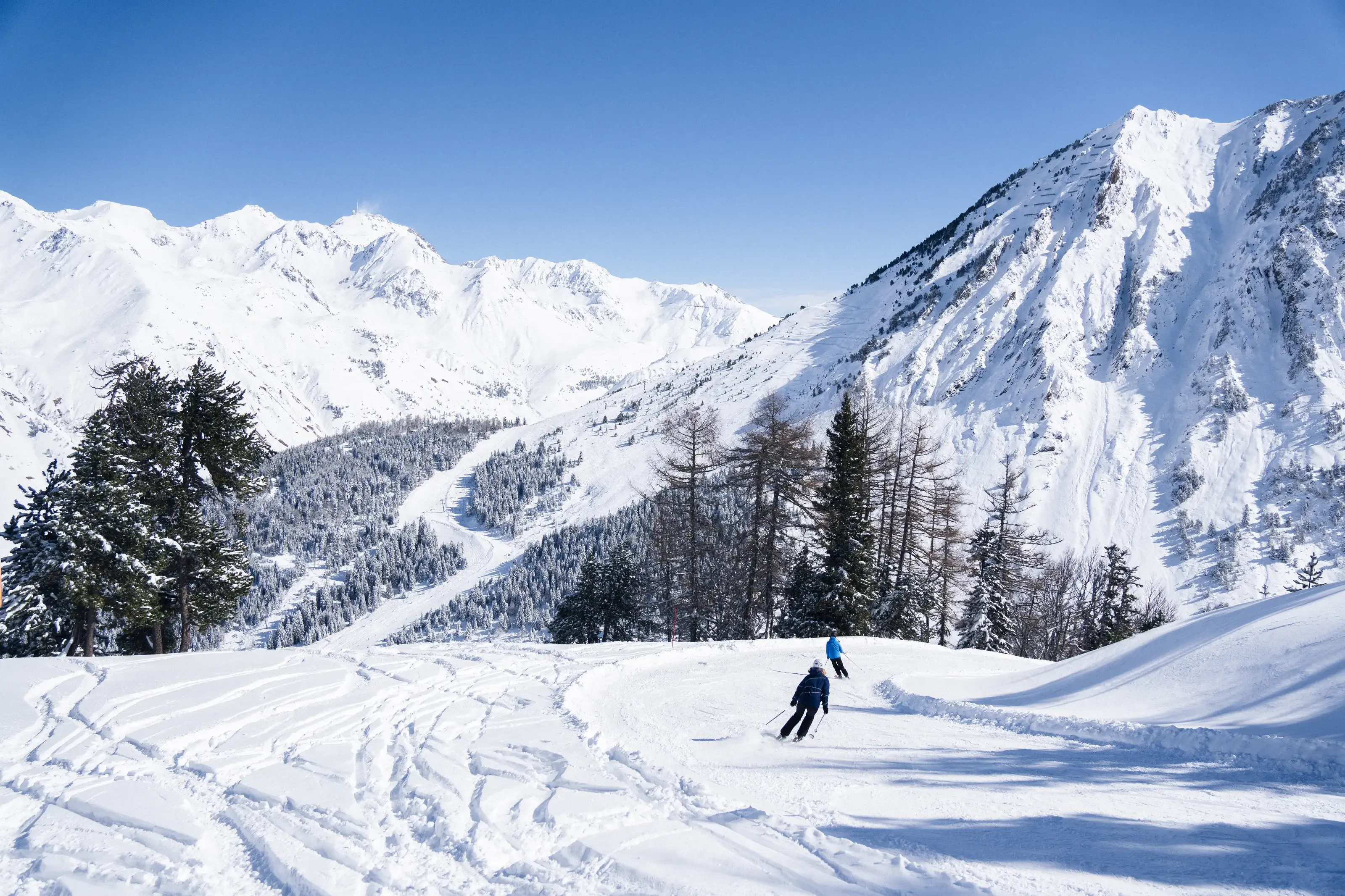 Deux skieurs dévalent les pistes de la station du Grand Tourmalet