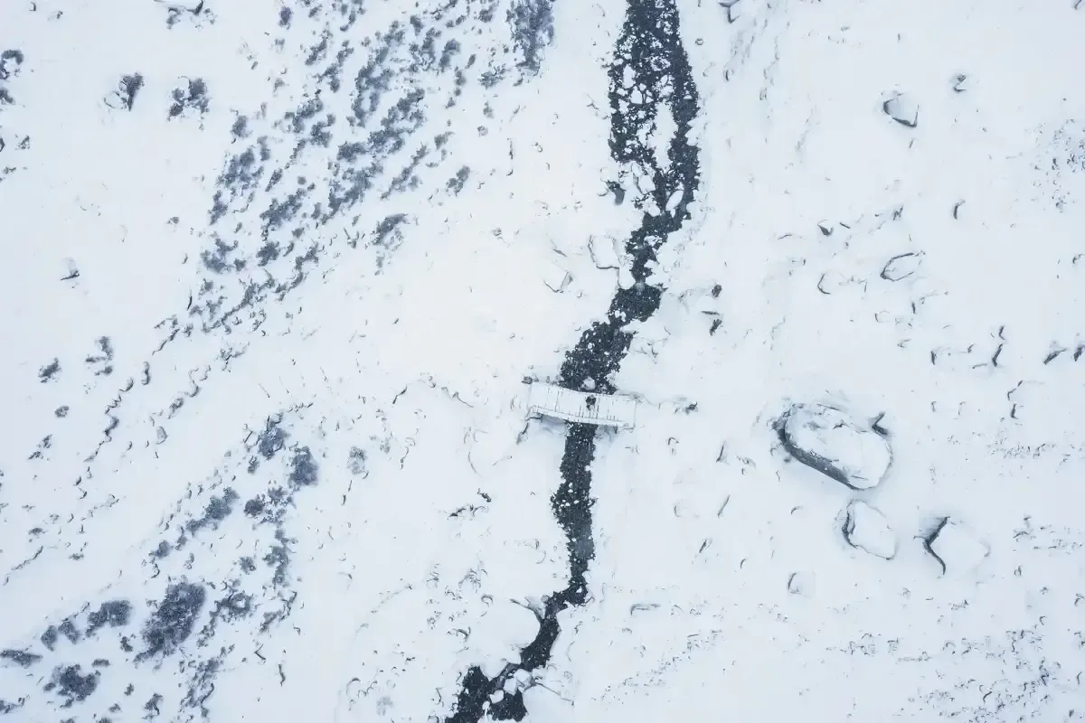 Une personne sur un pont en randonnée raquettes à Piau Engaly.