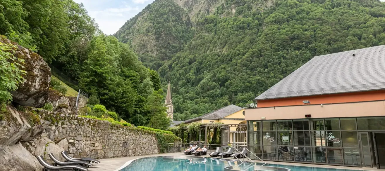 bassin exterieure bains du rocher en saison estivale