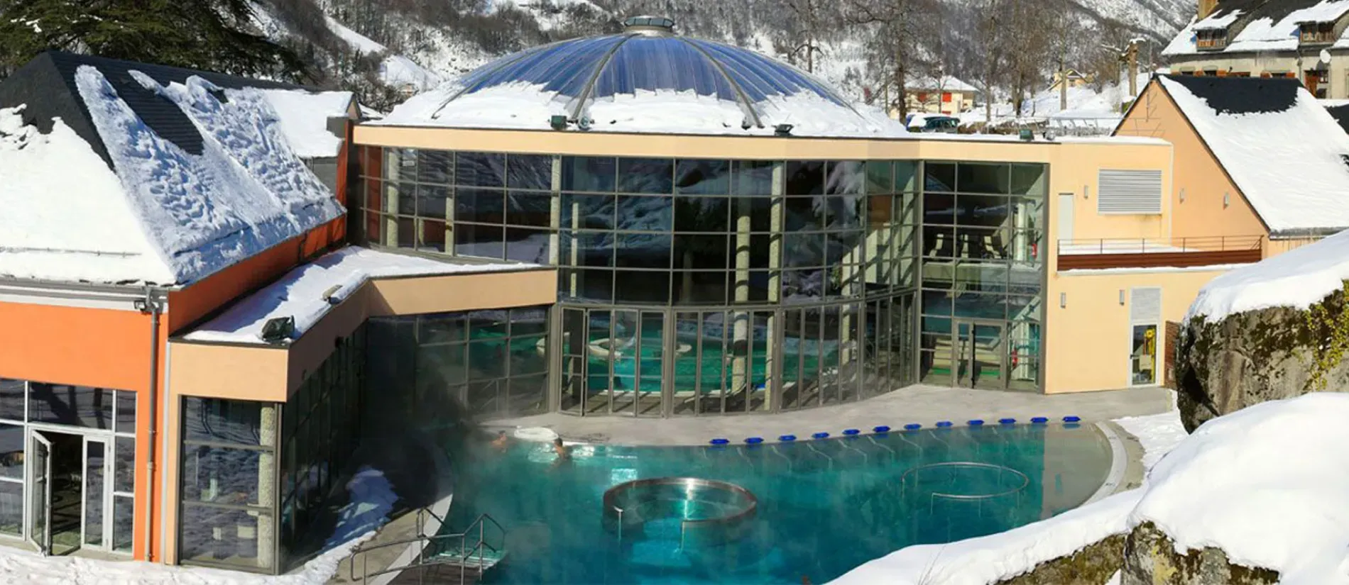 bains du rocher l'hiver avec la neige