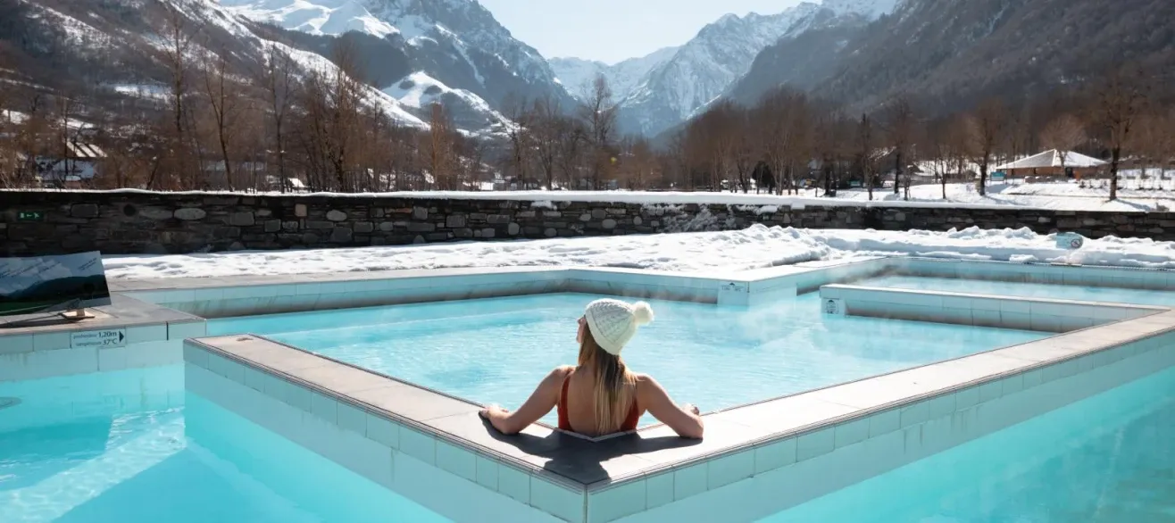 Une femme dans les bains chauds de Balnéa