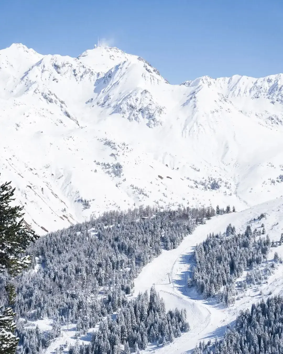 domaine skiable bareges vu sur le tourmalet et le pic du midi