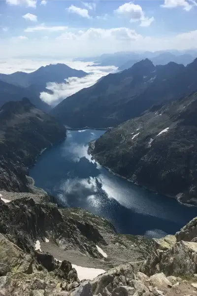 cap de long sous les nuages en ete