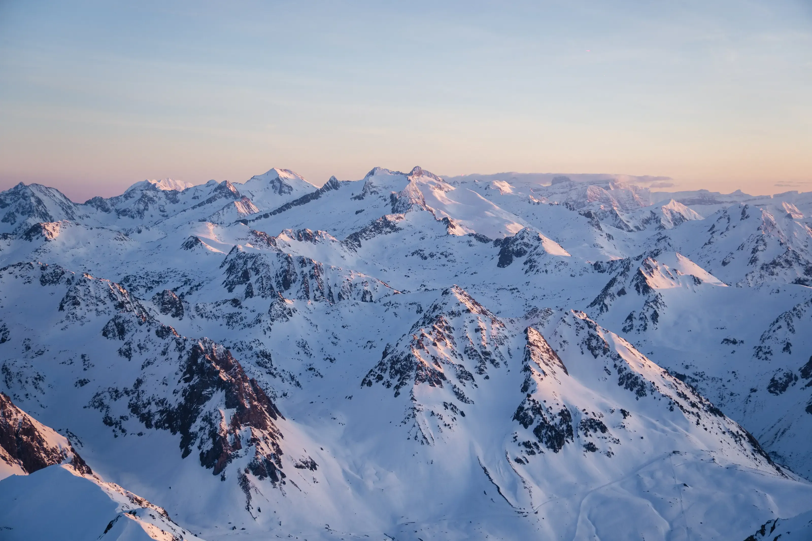 vue du ciel de la chaine des pyrenees en hiver
