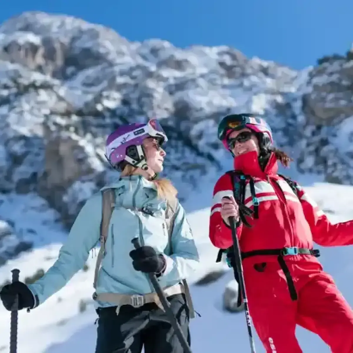 moniteur avec un eleve adulte pour un cours de ski
