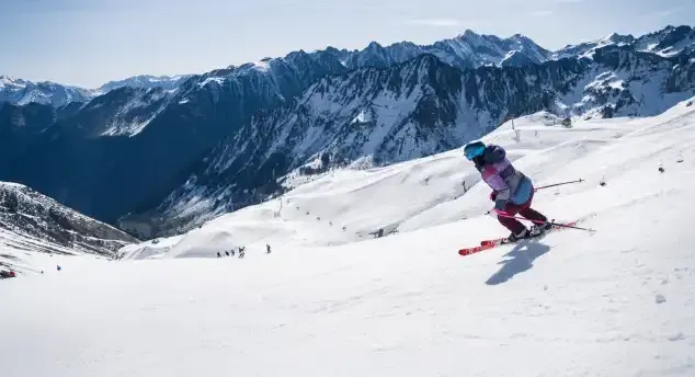 Skieurs sur les pistes de skis de Cauterets