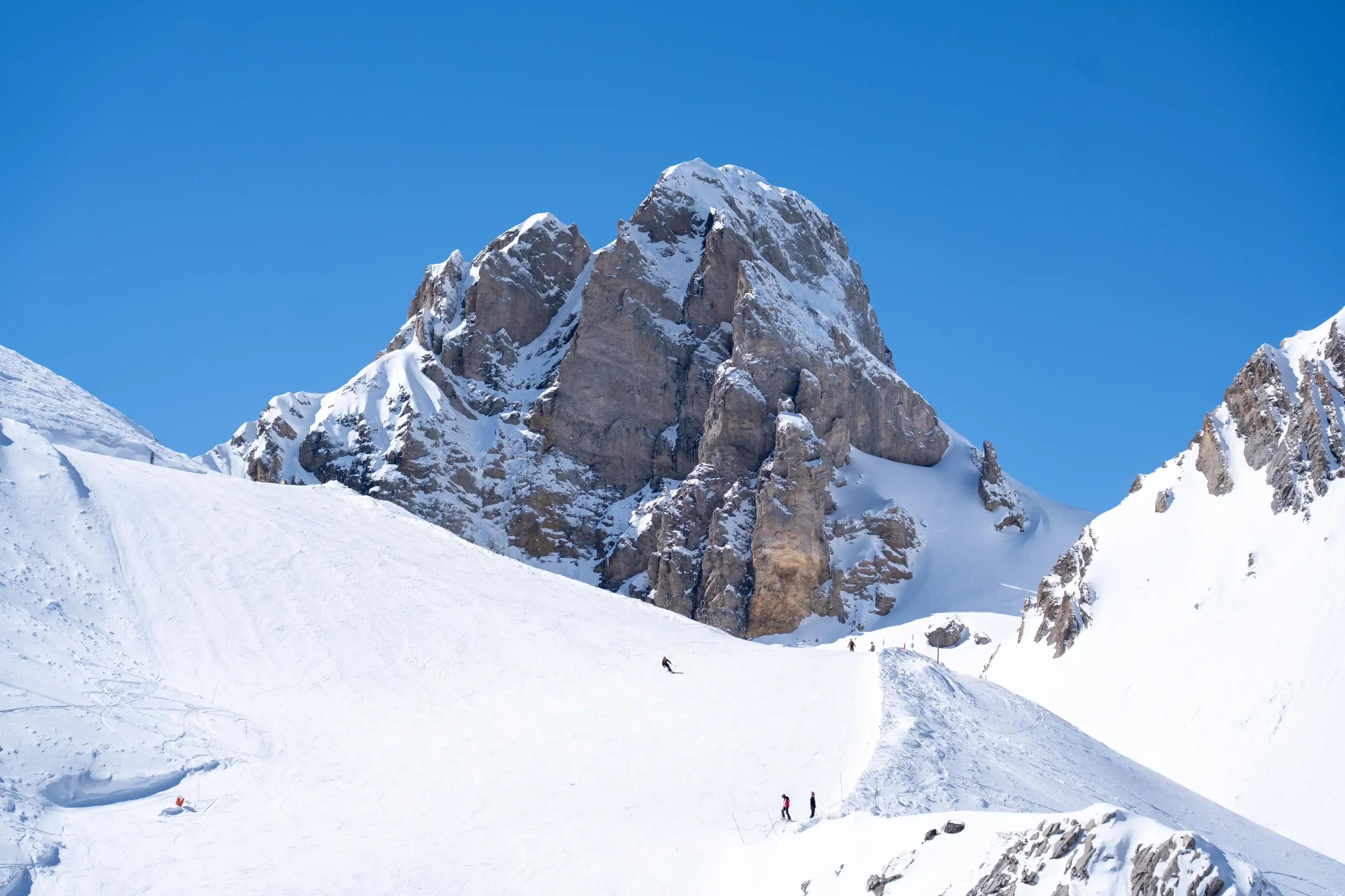 Skieurs sur les pistes de Gourette sous un sommet enneigé