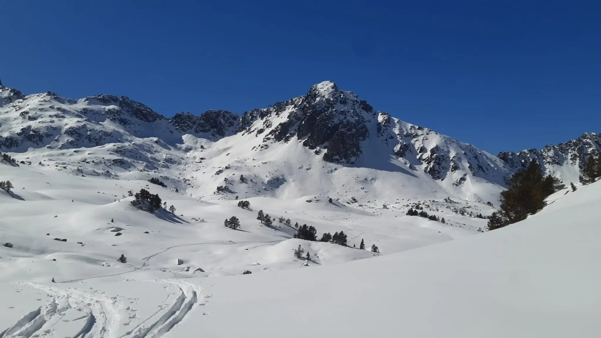 traces de skieurs dans la poudreuse dans les pyrénées