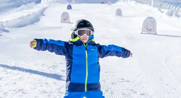 Enfant en gros plan en train de skier