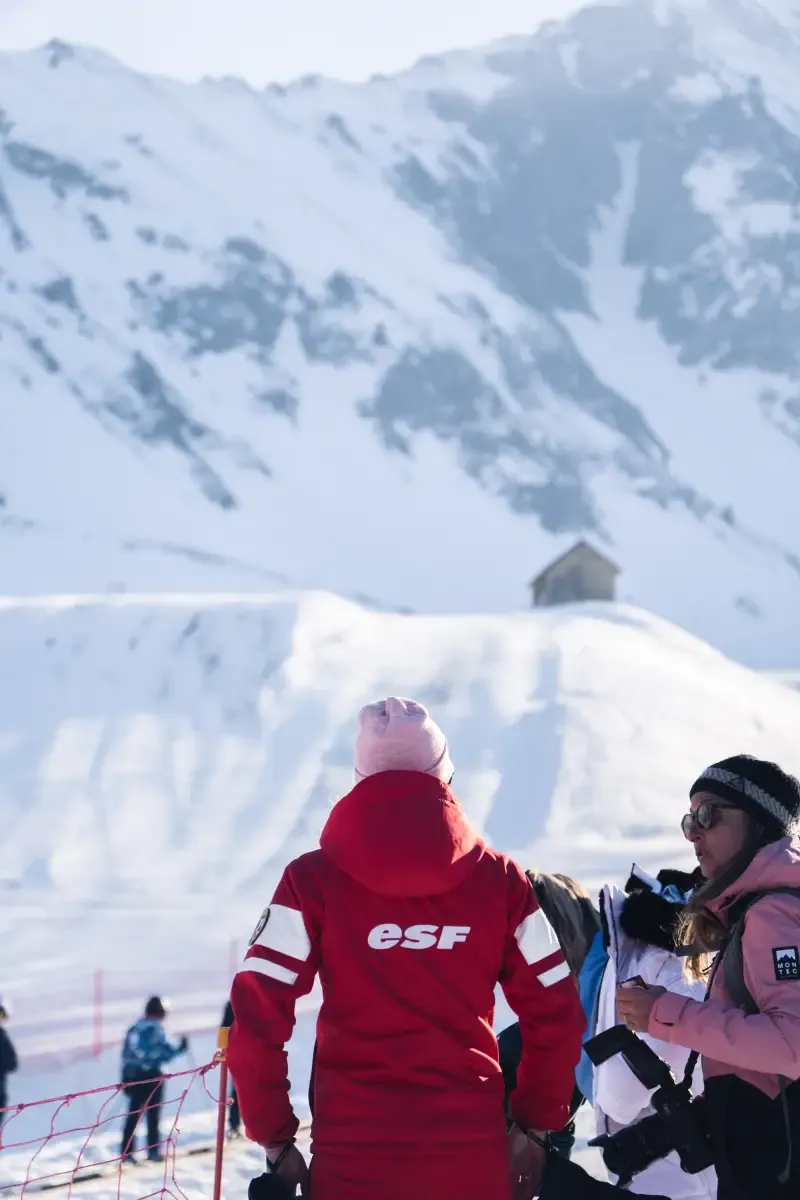 Moniteur ESF en pleine leçon