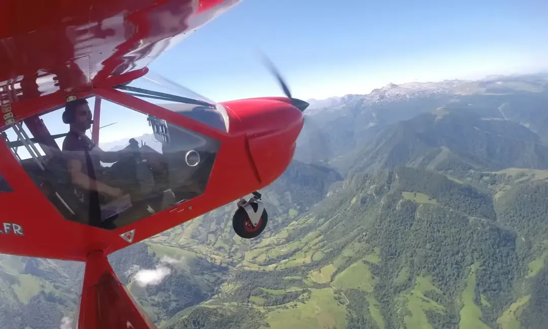 Vol en ULM multiaxes au-dessus des Pyrénées, près de Pau
