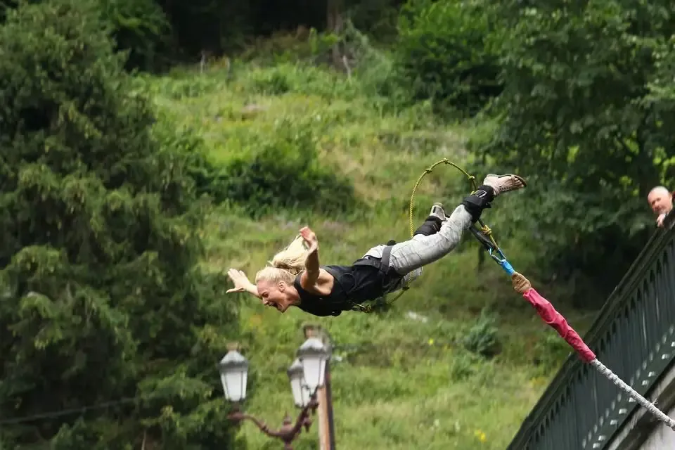 Saut à l'Elastique du Pont Napoléon (65m) à Luz-Saint-Sauveur