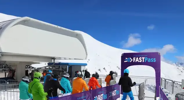 Skiers who bypass the queue thanks to the fast track