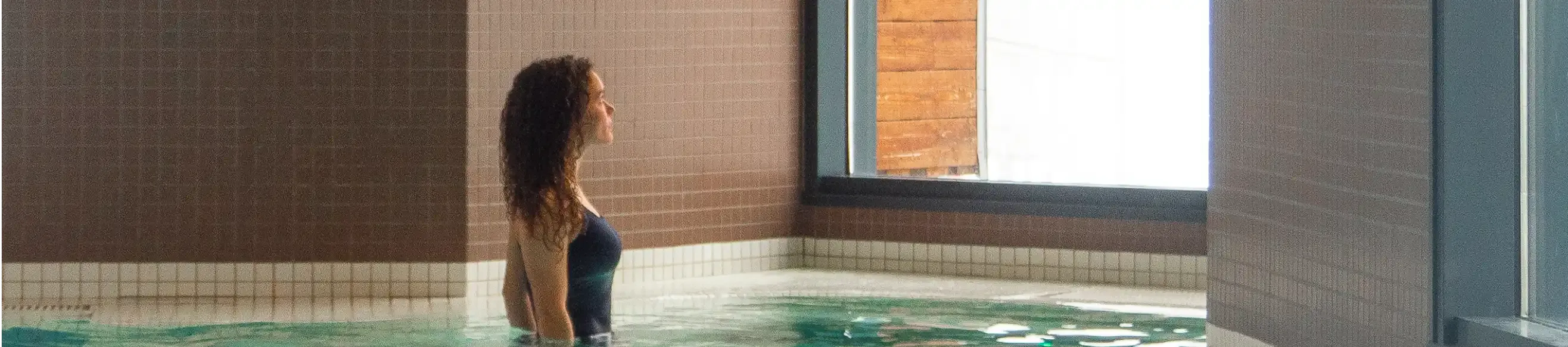 Young woman at the Edeneo water park in Piau Engaly