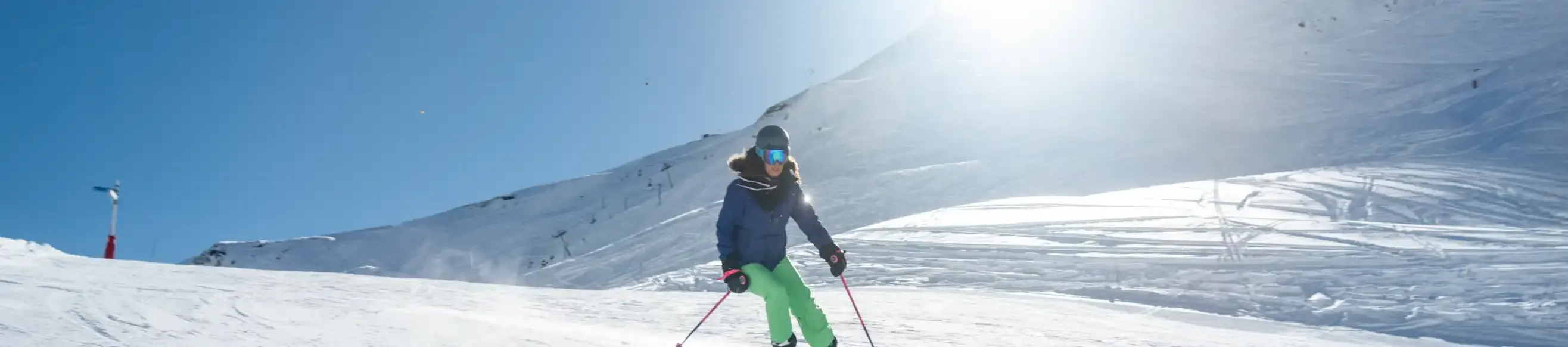 Young woman under the sun and on the slopes of Piau Engaly