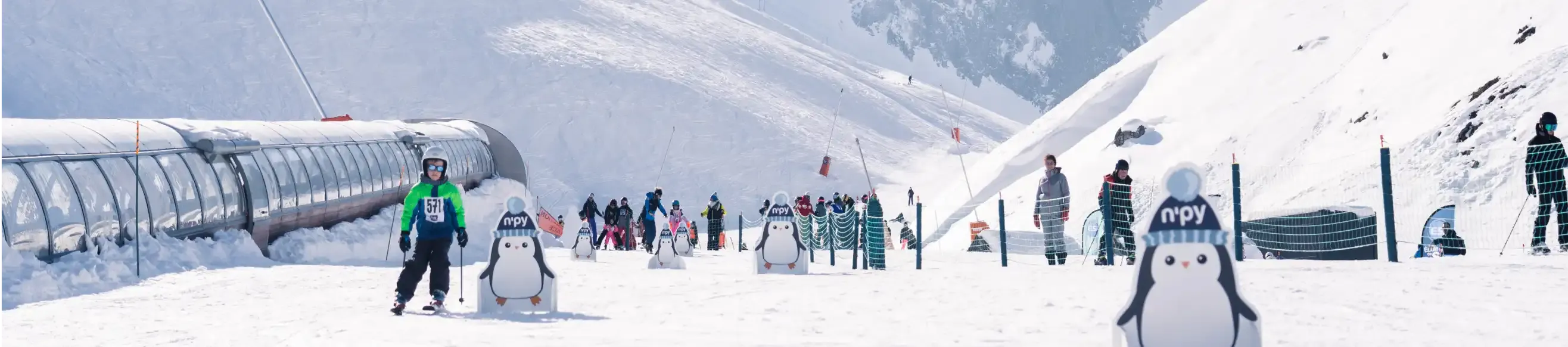 Beginner area of ​​the Grand Tourmalet with children learning to ski