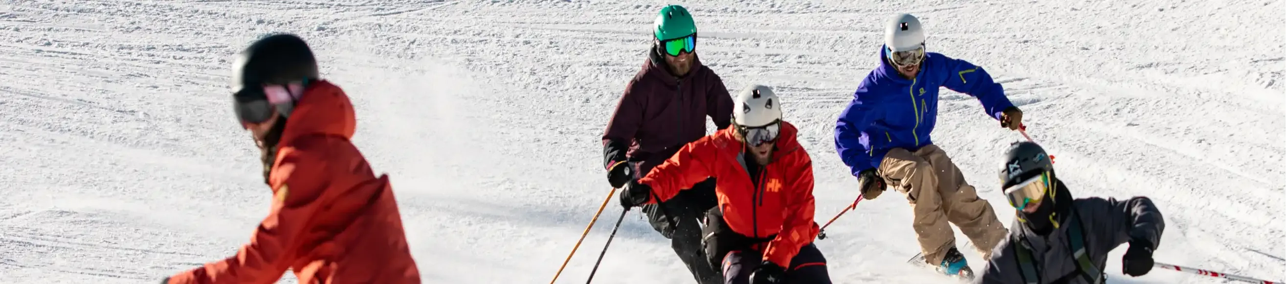 Group of skiers on the slopes of Piau Engaly