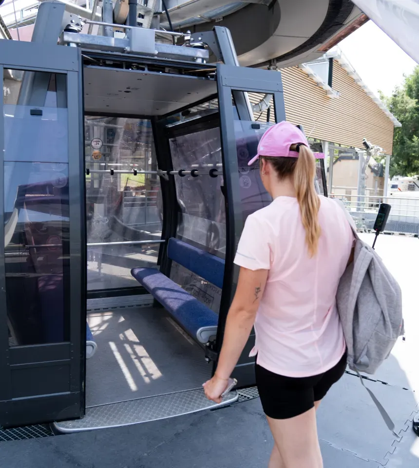 Une randonneuse embarque dans une télécabine