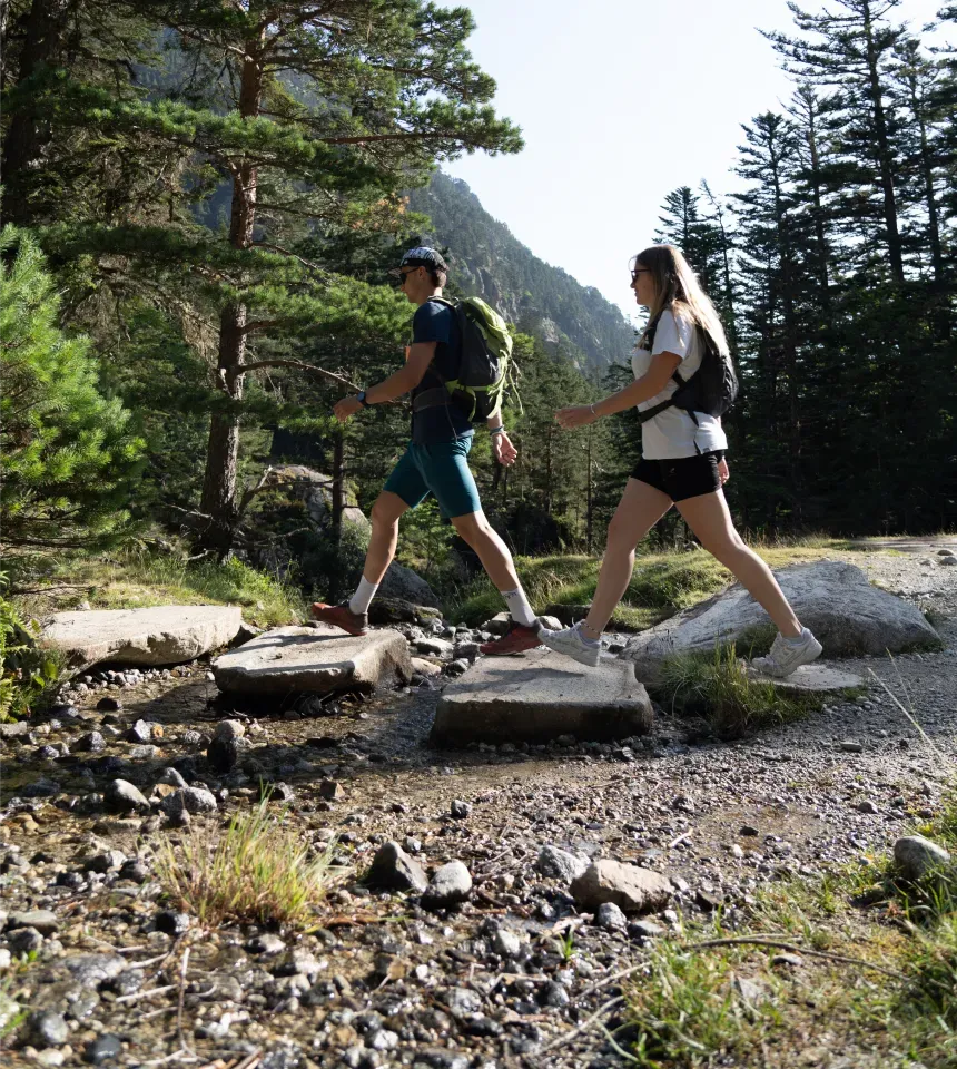 Deux randonneurs dans les Pyrénées, au milieu des arbres