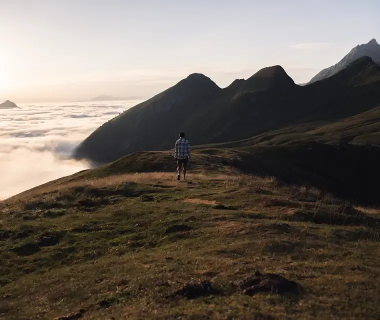 Vue sur la mer de nuage depuis les sommets,avec une personne la contemplant