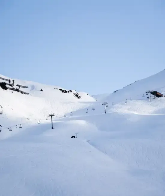 Remonté mécanique dans la neige