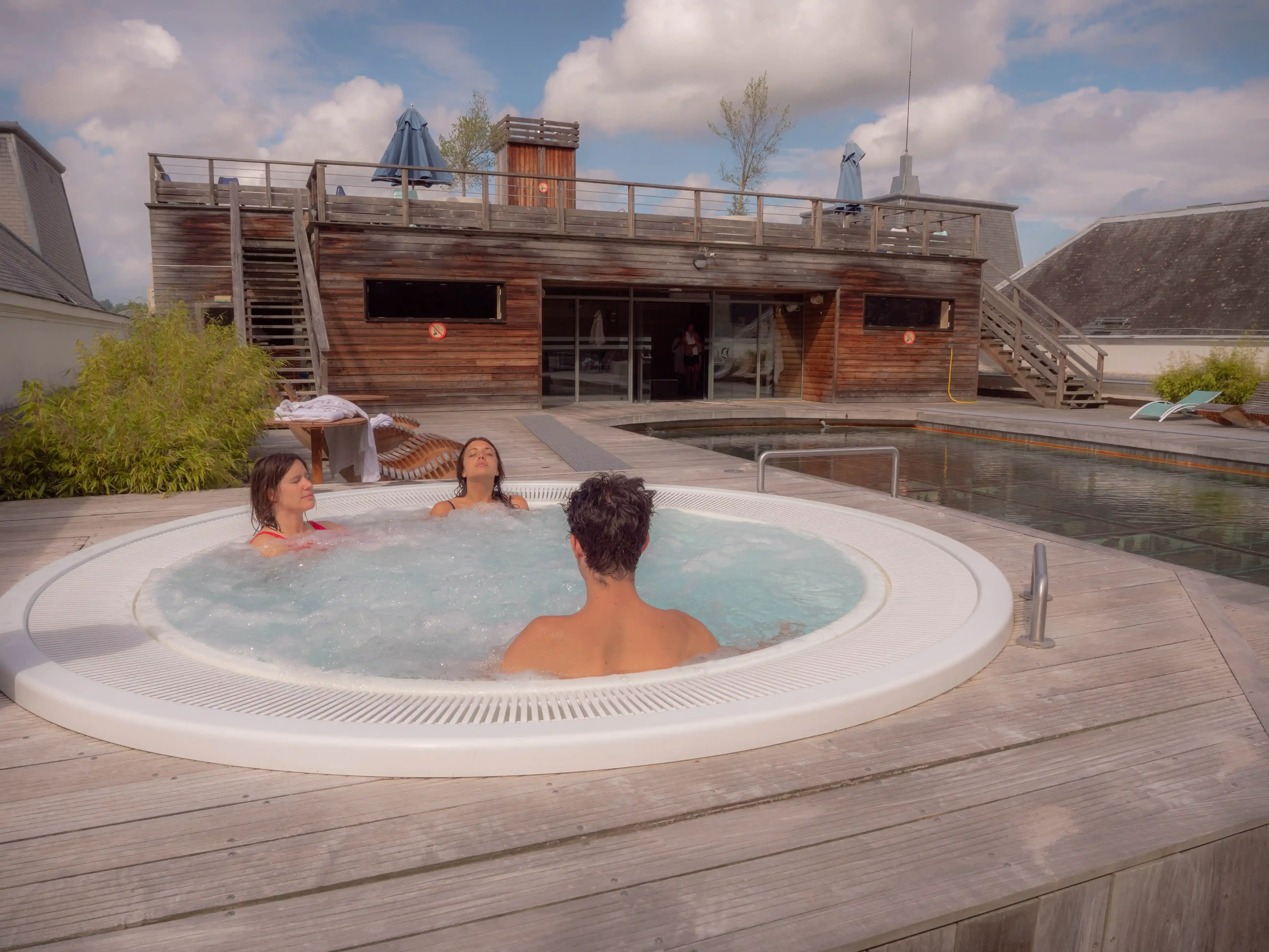 trois personnes dans le jacuzzi à Aquensis
