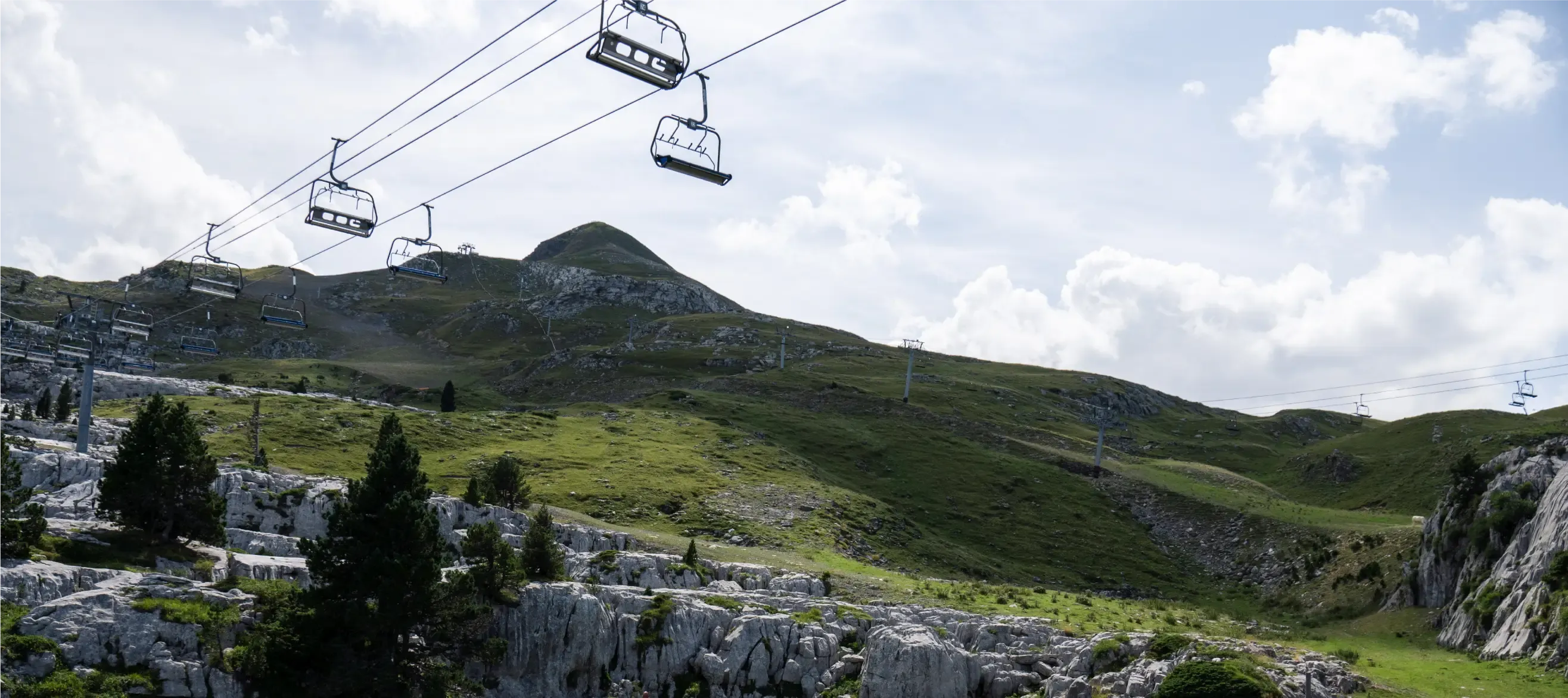 Télésièges au-dessus des Pistes de La Pierre