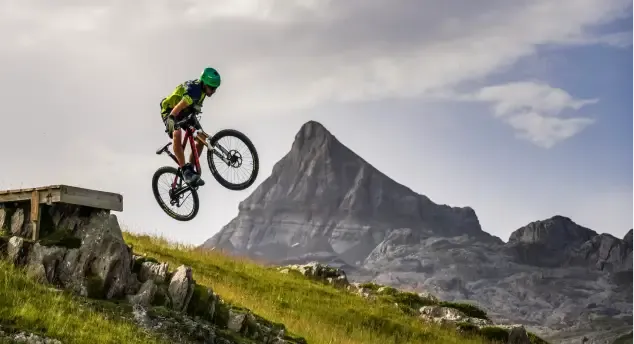 Vue d'un vttiste en train de faire un saut à La Pierre St Martin