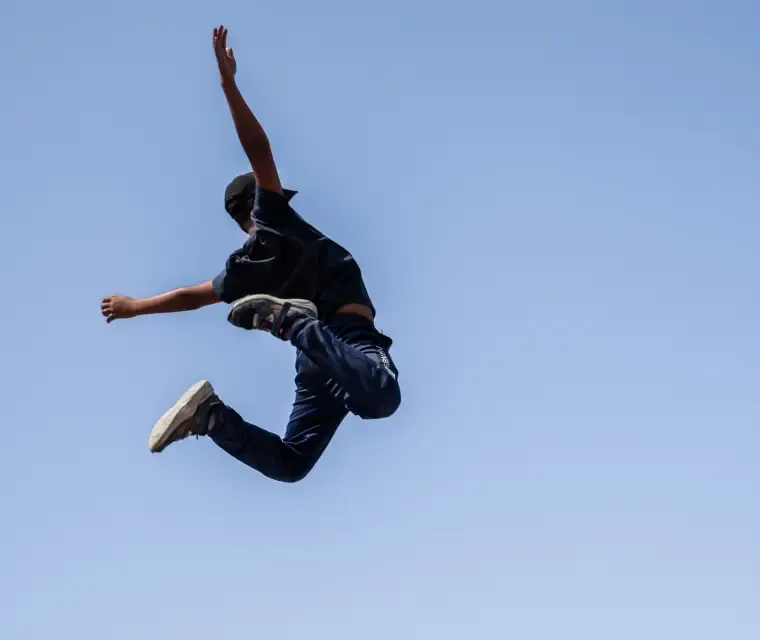 Personne faisant du trampoline