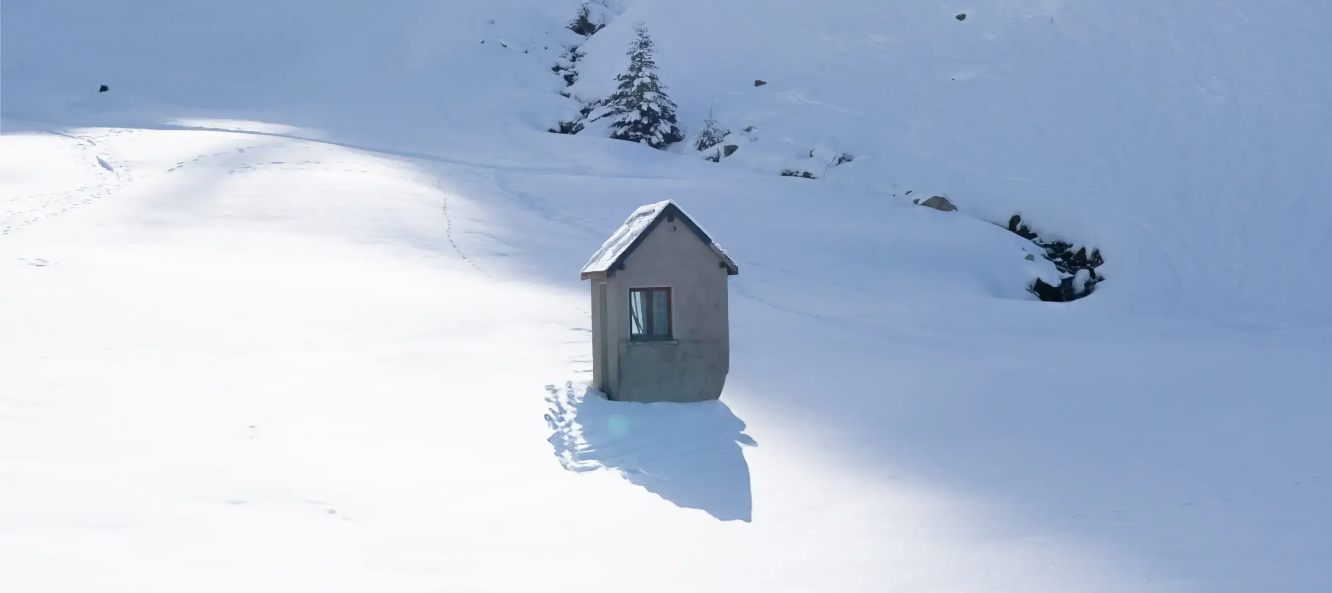 maison perdu dans la neige