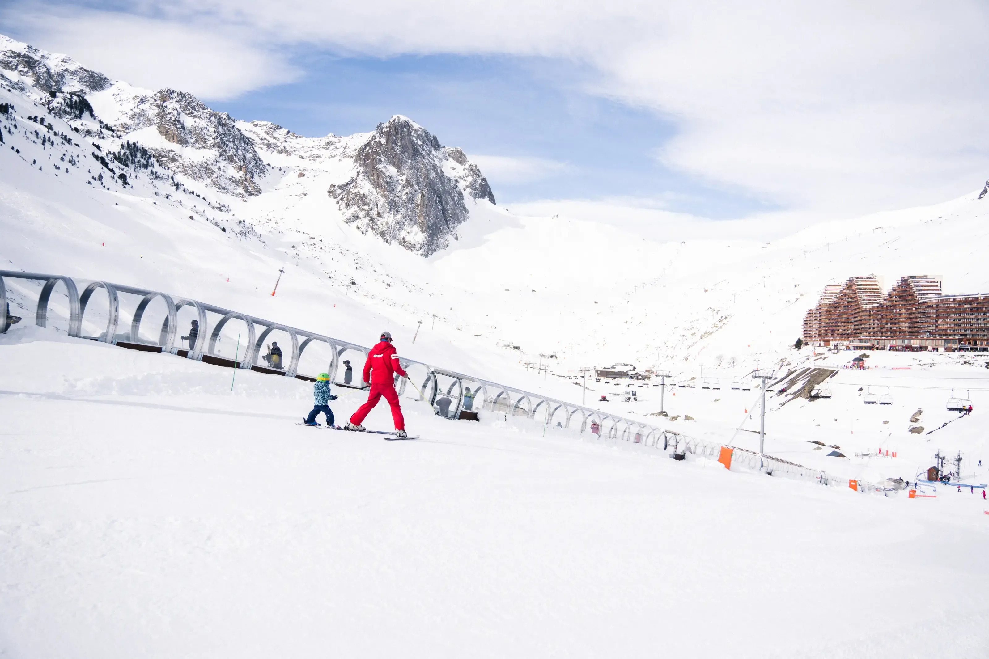 moniteur qui apprends à skier à un enfant