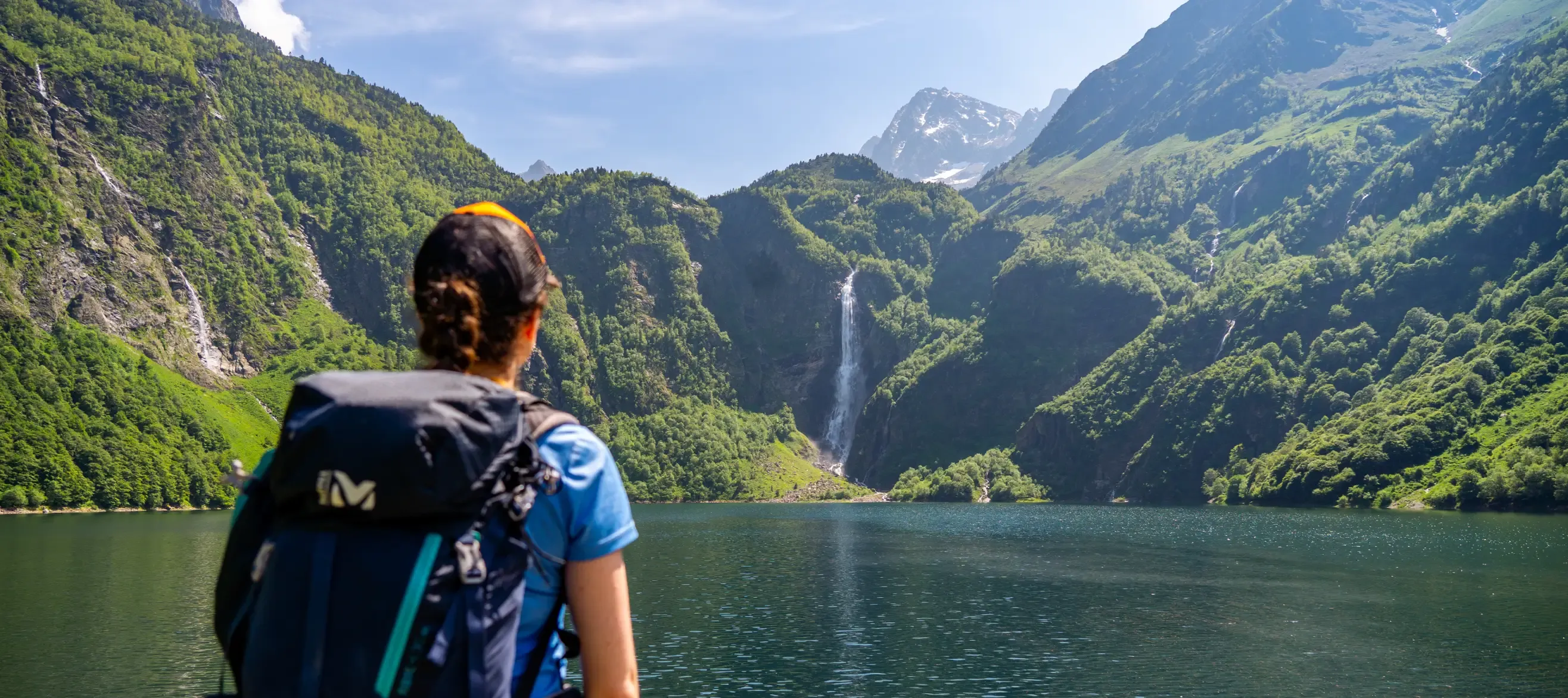 Lac d'Oô avec randonneuse le contemplant