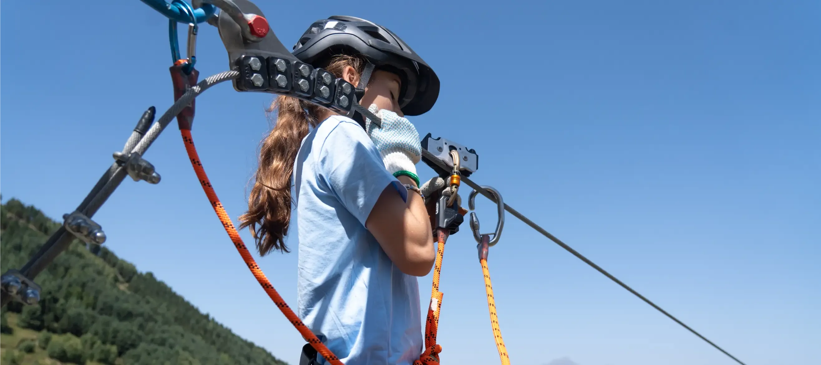 Fille avec Casque sur une Tyrolienne à Peyragudes