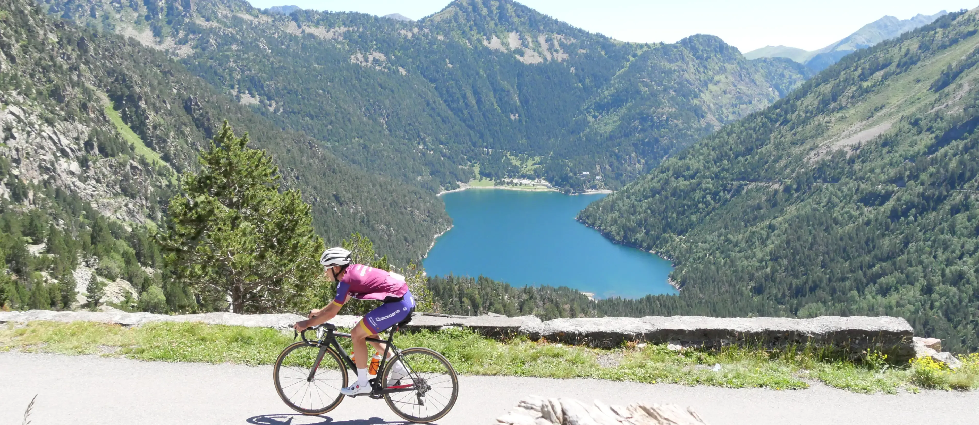 Cyclisme au-dessus du lac d'Oredon