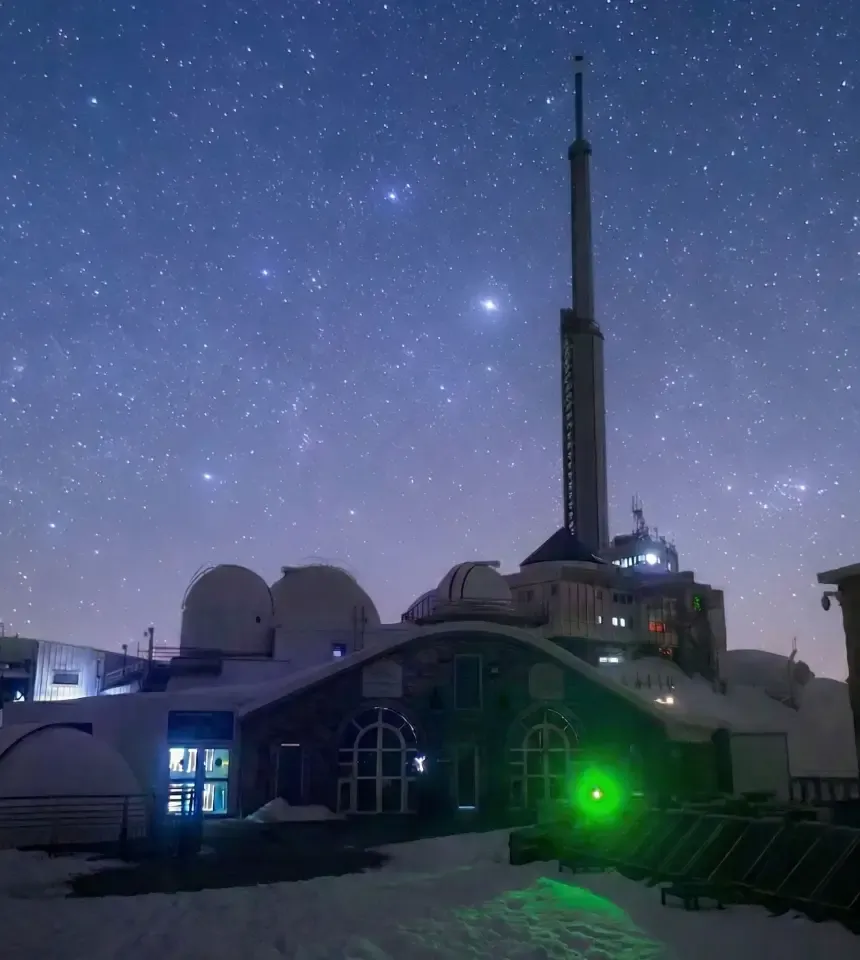 Le Pic du Midi sous un ciel étoilé