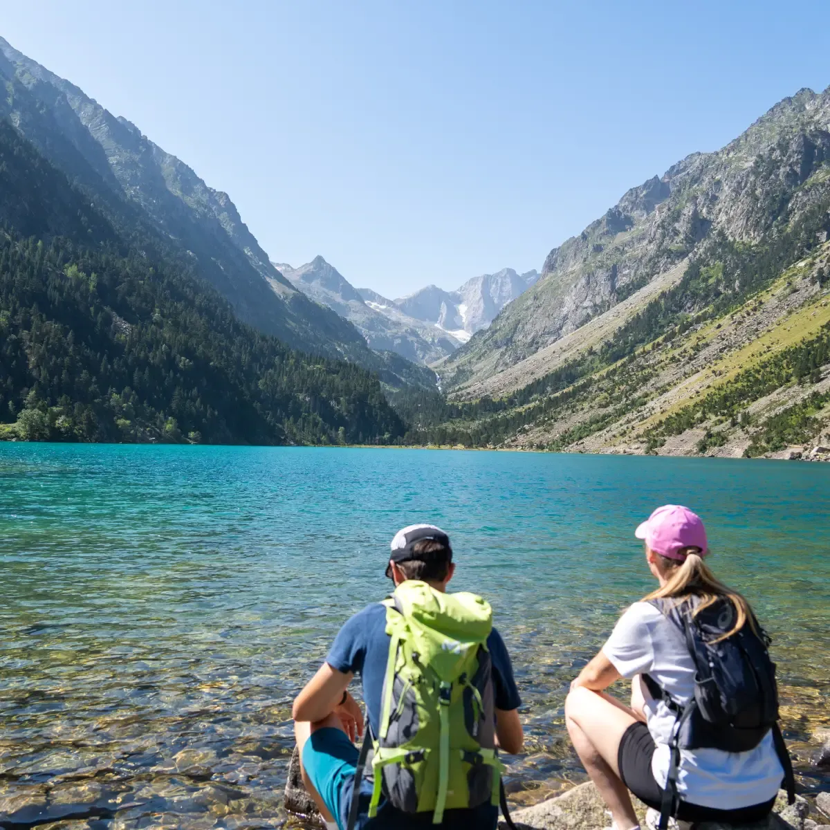 Randonneurs assis au bord du Lac de Gaube