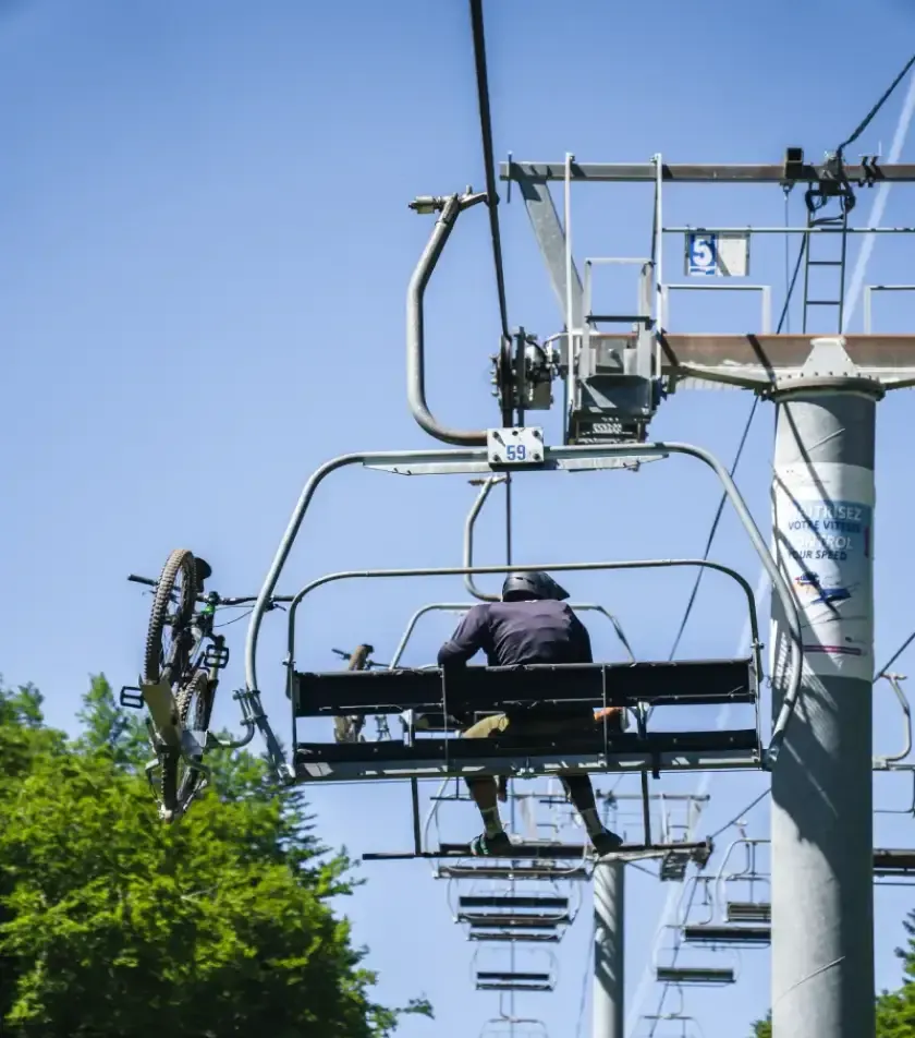 Personne sur un télésiège en été