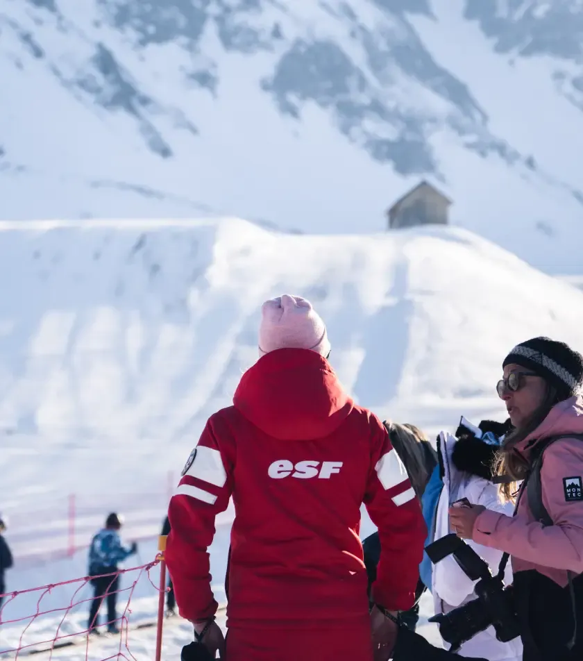 Moniteur de ski donnant un cours
