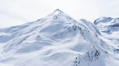 montagne des Pyrénées enneigée