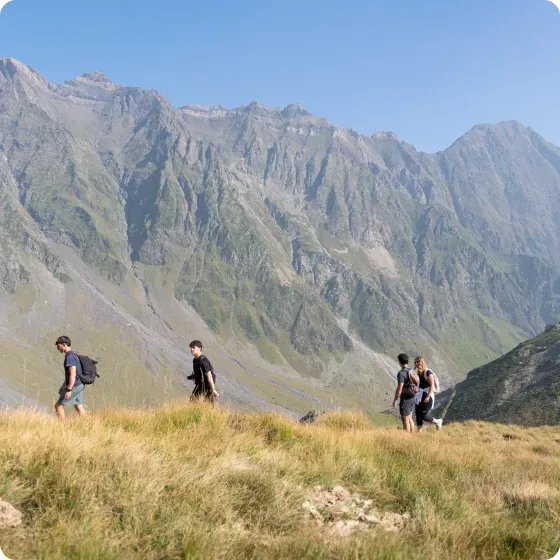 Groupe de randonneurs au coeur des Pyrénées