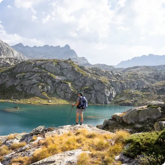 randonneur dans à Néouvielle dans les Pyrénées