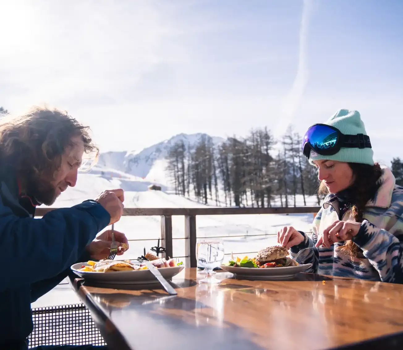 restaurant-laquette-deux-personnes-repas-altitude