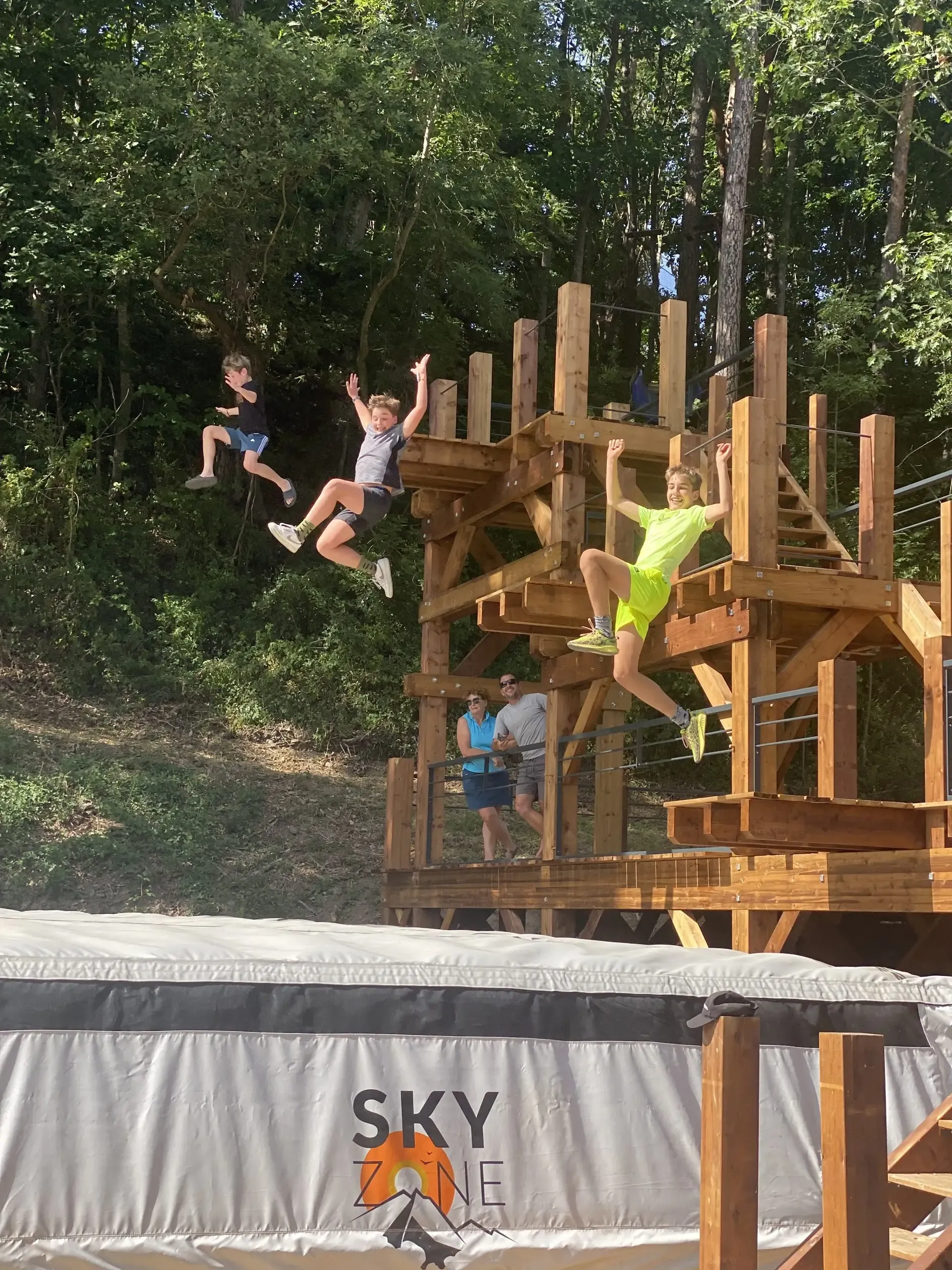 Groupe d'enfants qui font des sauts sur l'activité skyzone
