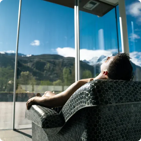 homme se relaxant au solarium de Balnea