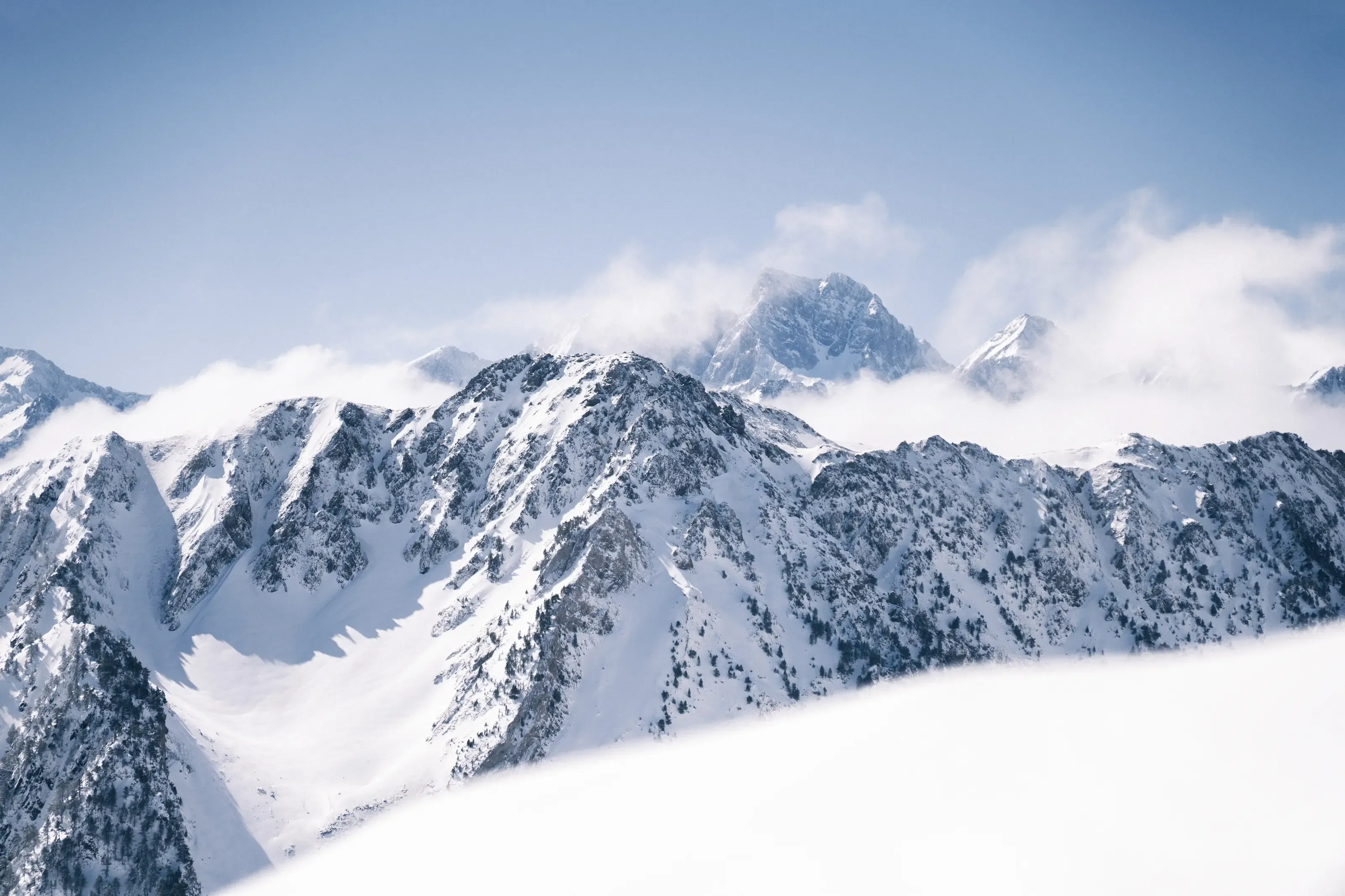 Crêtes enneigées et sommet émergeant des nuages, vus depuis Cauterets