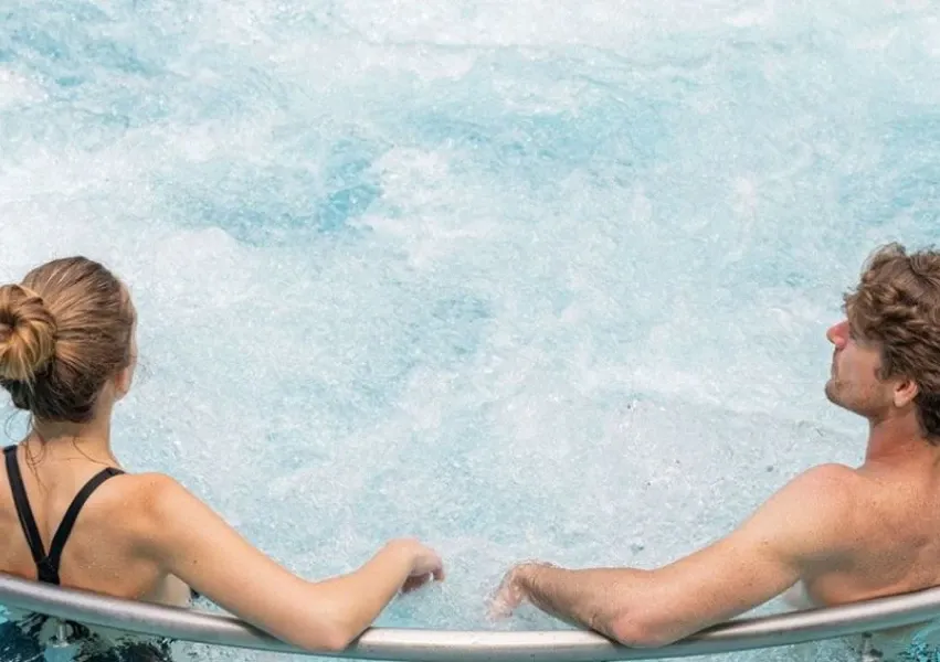 deux personnes dans le jacuzzi des bains du rocher