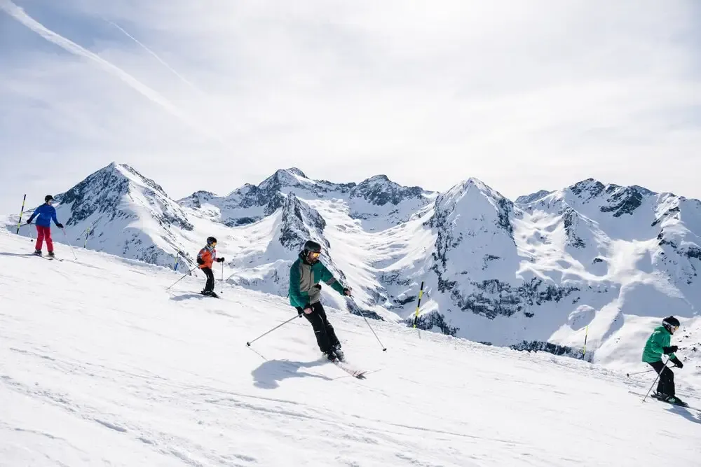 skieurs piste de ski 